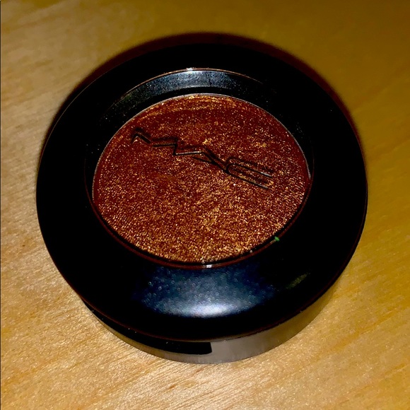 MAC Gold Amber ‘ CASINO ‘ luster eyeshadow - Picture 1 of 4